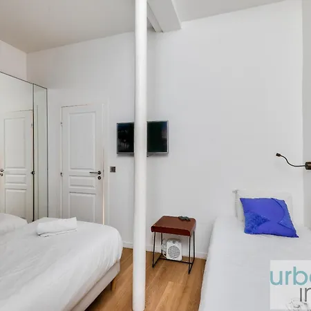 62 - Beautiful Triangle D- 100m From Champs-elysees Apartment *
